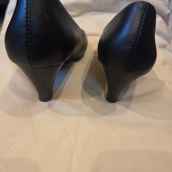 Black Court Shoes. - Picture 2 of 8